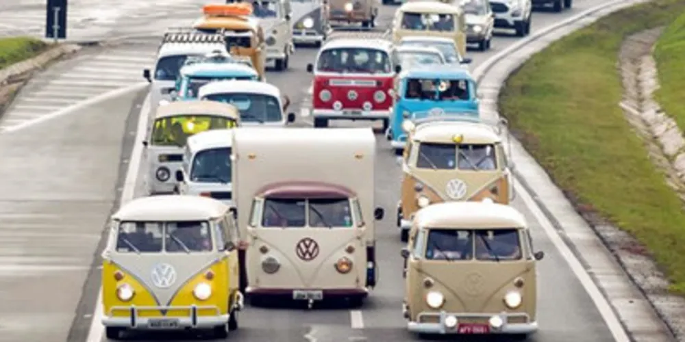 Curitiba quer quebrar o próprio recorde de fila de Kombis