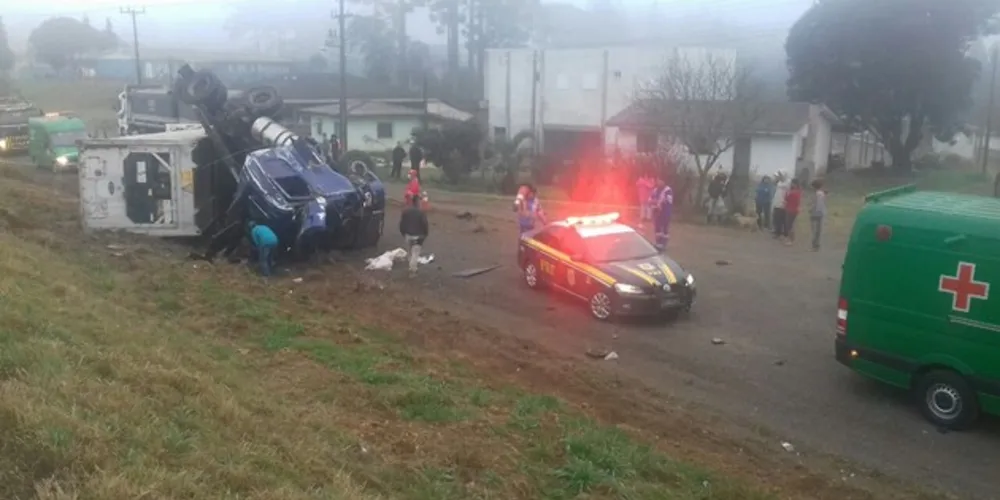 Apesar do estrago no caminhão, vítima teve apenas ferimentos considerados leves