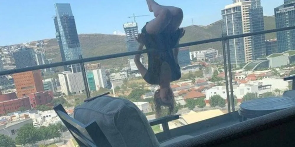 A jovem caiu do oitavo andar do prédio enquanto fazia uma posição de ioga