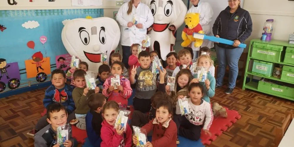 O kit recebido pelas crianças dos CMEIs conta com uma sacolinha contendo pasta, escova, bauzinho e uma tatuagem