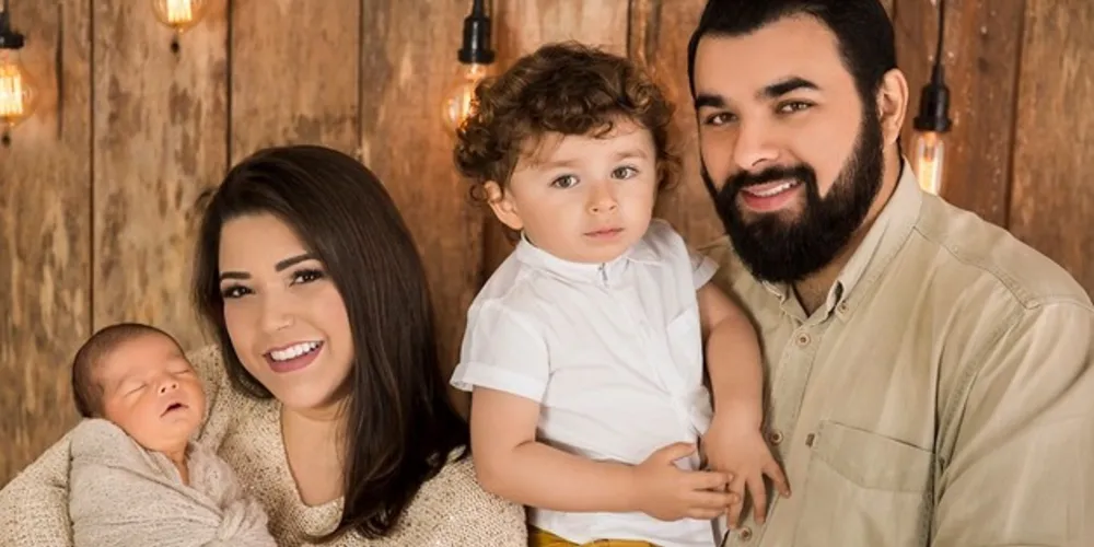 Ismael Maciel será muito cumprimentado pela passagem de seu aniversário nesta sexta-feira (30). No registro, Ismael com sua esposa Estefane e os filhos Otavio e Eduardo. Da coluna RC os votos de alegrias e realizações.