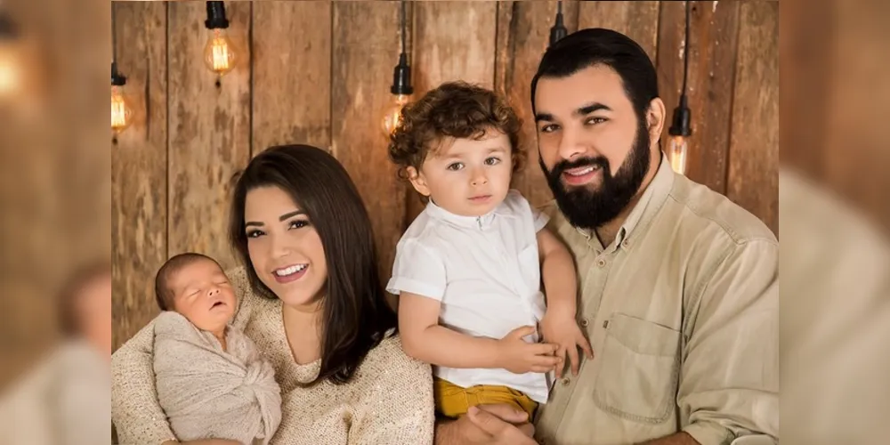 Ismael Maciel será muito cumprimentado pela passagem de seu aniversário nesta sexta-feira (30). No registro, Ismael com sua esposa Estefane e os filhos Otavio e Eduardo. Da coluna RC os votos de alegrias e realizações.