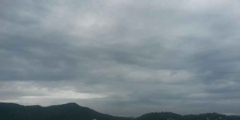 Na sexta-feira é previsto um rápido aquecimento no Paraná. Até mesmo do leste ao litoral esquenta bem mais do que nos últimos dias, pois o sol volta a aparecer com mais intensidade