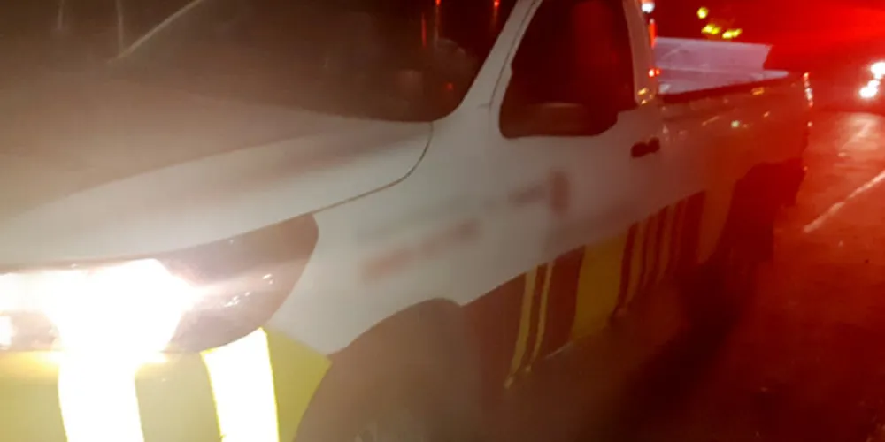 Veículo estava estacionado sinalizando o fluxo do trânsito devido a outro acidente