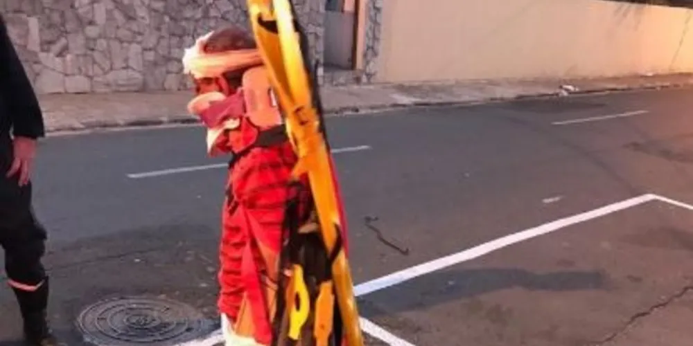 Paciente tem um ferimento na testa e fratura num dos braços em razão de uma queda acidental em via pública