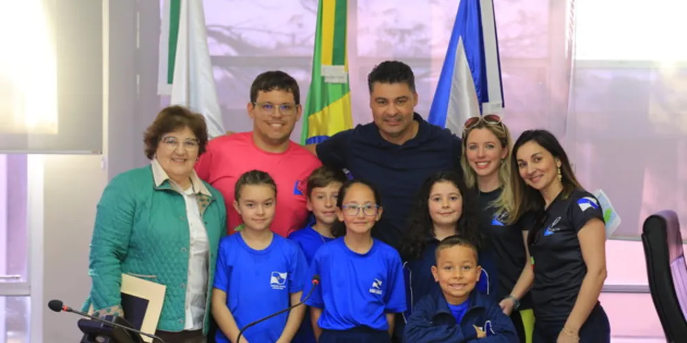 s alunos, além de entregarem o convite, também fizeram algumas perguntas ao gestor municipal a respeito de áreas do ciclismo em Ponta Grossa
