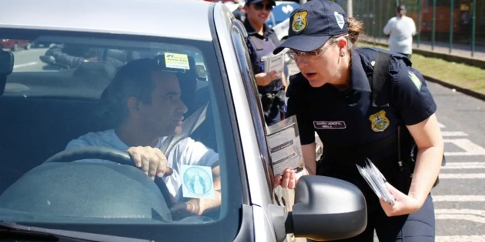Mês de combate à violência contra a mulher foi marcado por atividades e palestras; blitz aconteceu ao lado do Terminal Central