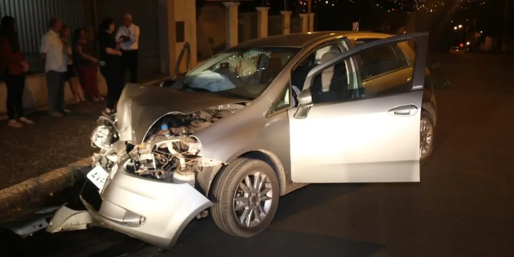 Imagem ilustrativa da imagem Carro bate em árvore no Centro de PG e motorista fica ferido