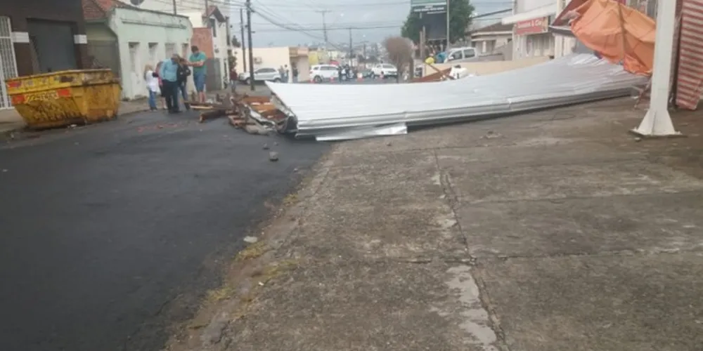 Vento arrancou estrutura metálica de estabelecimento comercial