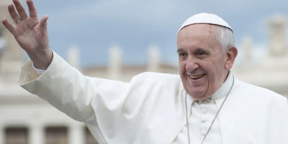 Francisco chegou atrasado para a tradicional oração dominical do Angelus, o que provocou inquietações nas pessoas que o esperavam