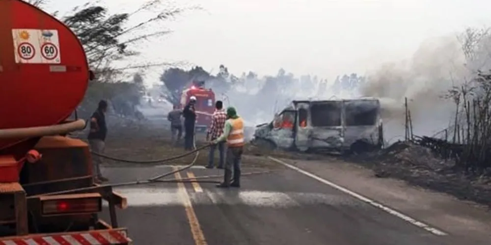Depois da colisão entre um caminhão e uma van os dois veículos pegaram fogo e seis vítimas morreram carbonizadas