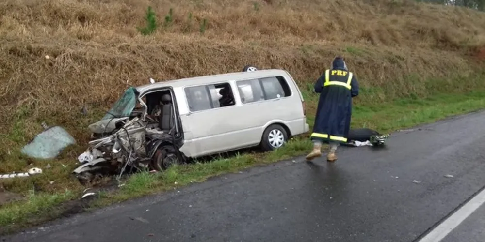 Van saiu da pista, bateu em caminhão e em seguida atingiu Uno, segundo a PRF