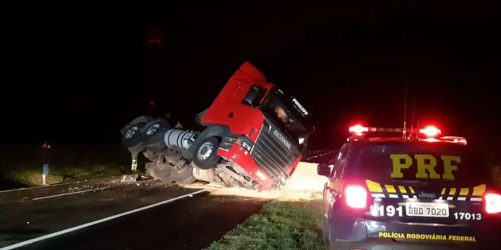 Acidente bloqueou o trânsito na rodovia por mais de quatro horas nesta madrugada