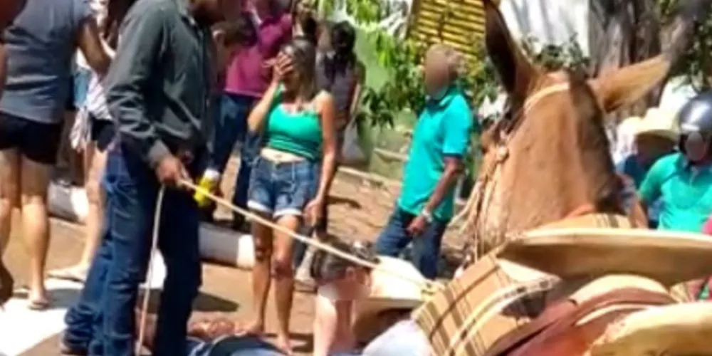 Prefeita teria caído da mula, após estouro de um rojão.
