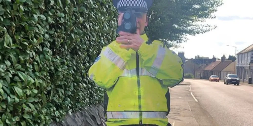 Policial de trânsito de cartolina é furtado na Escócia