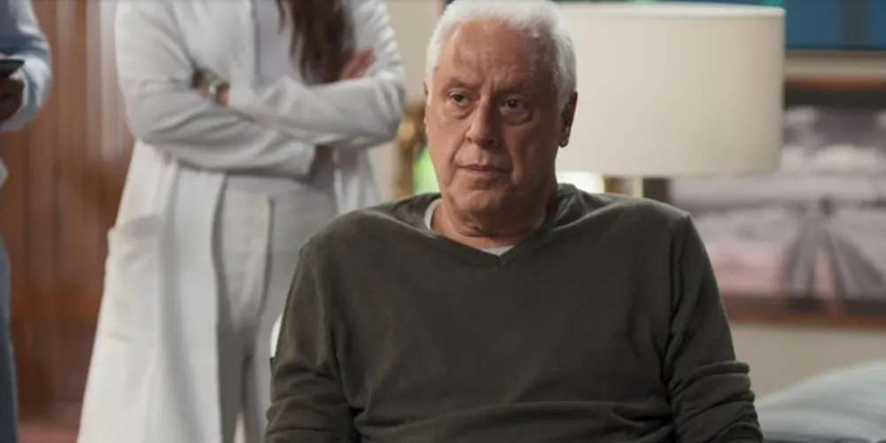 Antonio Fagundes é Alberto em 'Bom Sucesso'. Nesta semana, o editor passa mal e é internado 