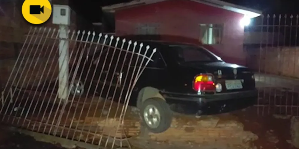 Imagem ilustrativa da imagem Carro derruba portão de casa e assusta moradores