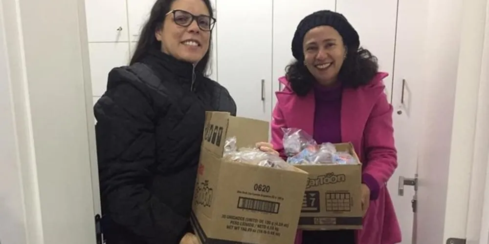 As professoras Karla Nadal e Elaine Carvalho foram até o Hospital do Rocio para fazer a entrega