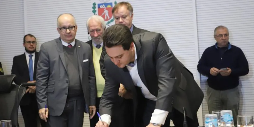 O governador destacou que o termo reconhece um equívoco histórico e é importante diante da parceria estabelecida entre os dois países com a construção da nova ponte ligando Foz do Iguaçu a Presidente Franco (Paraguai), que potencializará as ligações turísticas e econômicas na região.