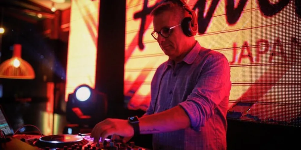 Sexta-feira (6), a partir das 22 horas, o DJ Maurício Cury será a atração do TEMAE. Além de um cardápio à la carte farto de opções e o rodízio em esteira, o DJ Maurício Cury vai embalar o público da casa com o seu estilo peculiar de animar as melhores festas dos Campos Gerais, exclusivamente para o público do Temae. Faça sua reserva antecipada após as 14 horas pelo fone: (42) 3301-7944.