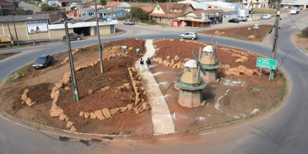 Voluntários trabalham para reformar a entrada da cidade

