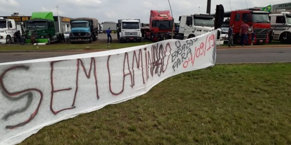 Imagem ilustrativa da imagem Caminhoneiros devem parar atividades na quarta-feira