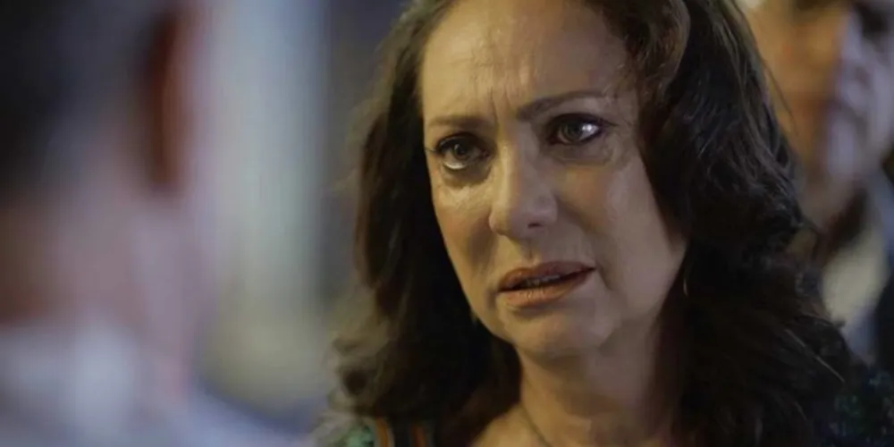 Rania (Eliane Giardini) sofre por Dalila (Alice Wegmann) em 'Órfãos da Terra'