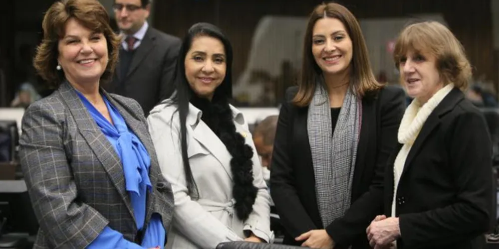Bancada feminina da Alep se manifesta contra redução de cota para mulheres na política.