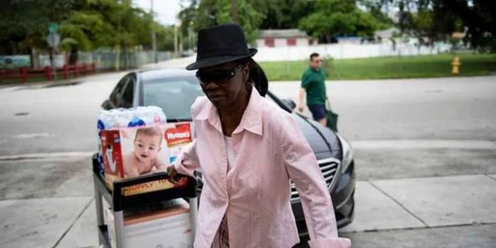  Miami, Flórida. Voluntários coletam donativos para as famílias deslocadas para abrigos por causa do furacão Dorian. Governo americano ordenou a evacuação de cerca de um milhão de pessoas