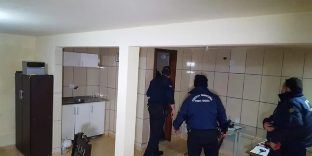 Homem foi encontrado escondido no banheiro do escritório