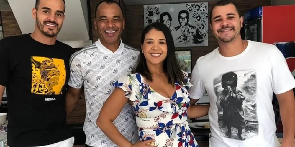 No último dia dos pais, Cafu publicou uma foto em uma rede social ao lado dos três filhos. Danilo está na ponta, de camisa branca.