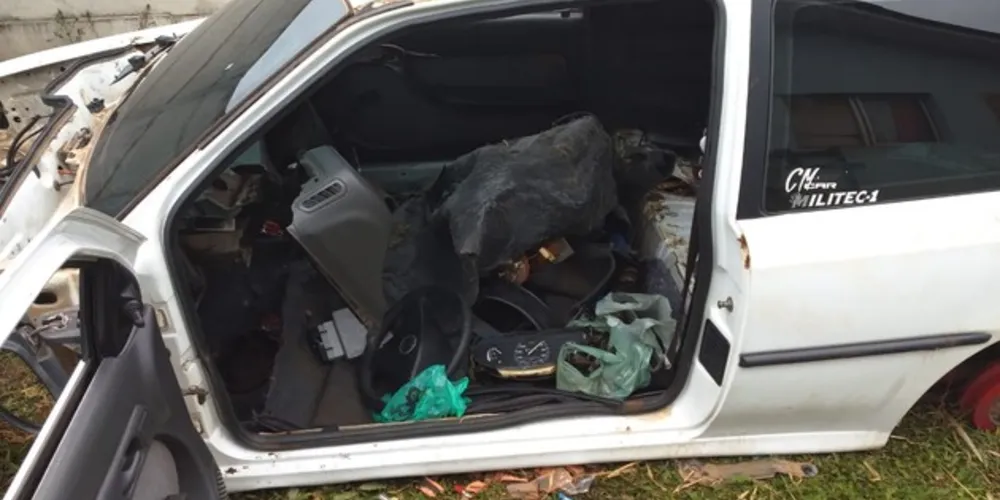 Carro havia sido furtado. Uma jovem e um adolescente foram detidos e levados à Delegacia