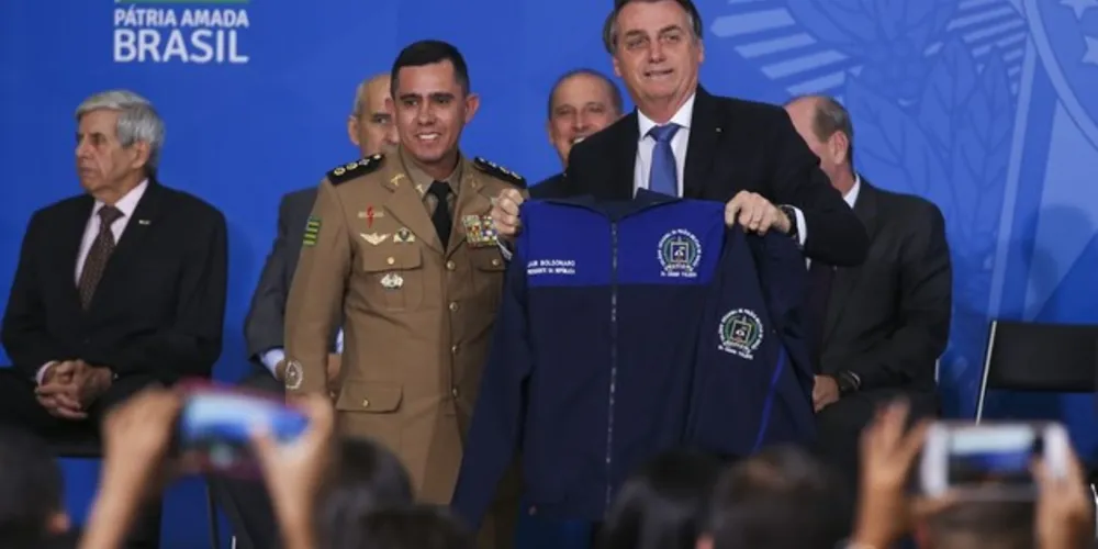 As escolas cívico-militares são instituições não militarizadas, mas com uma equipe de militares da reserva no papel de tutores