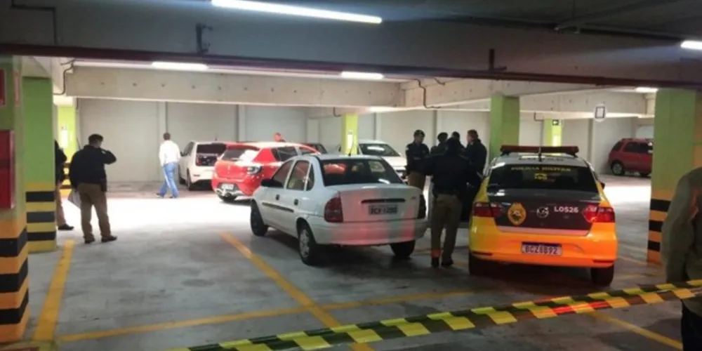 A perseguição aconteceu no bairro Cajuru em Curitiba e o suspeito morreu durante uma troca de tiros. Dois homens fugiram após a voz de abordagem da policial

