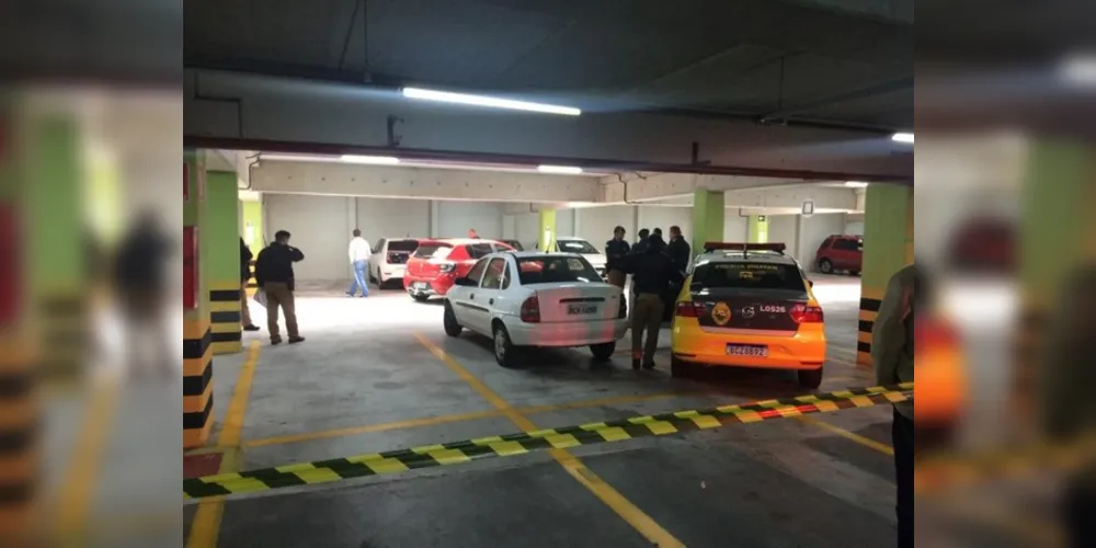 A perseguição aconteceu no bairro Cajuru em Curitiba e o suspeito morreu durante uma troca de tiros. Dois homens fugiram após a voz de abordagem da policial

