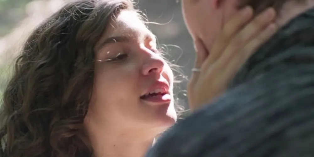 : Rita (Alanis Guillen) e Filipe (Pedro Novaes) se beijam em 'Malhação - Toda Forma de Amar