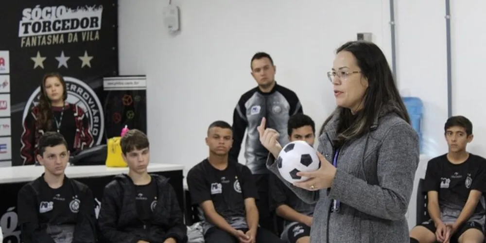 Conversa aconteceu nessa quinta-feira (5), e foi comandada pela Assistente Social do Juizado, Bruna Woinorvski