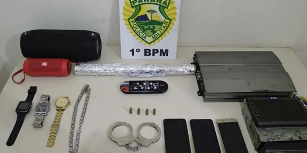 Além da droga, policiais encontraram produtos que podem ser de origem criminosa