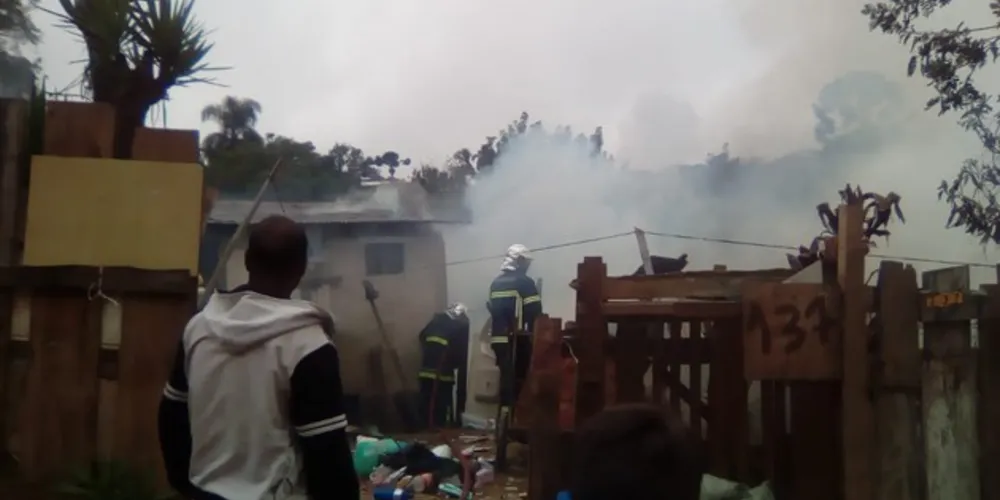 Imagem ilustrativa da imagem Incêndio destrói duas residências na Vila Princesa