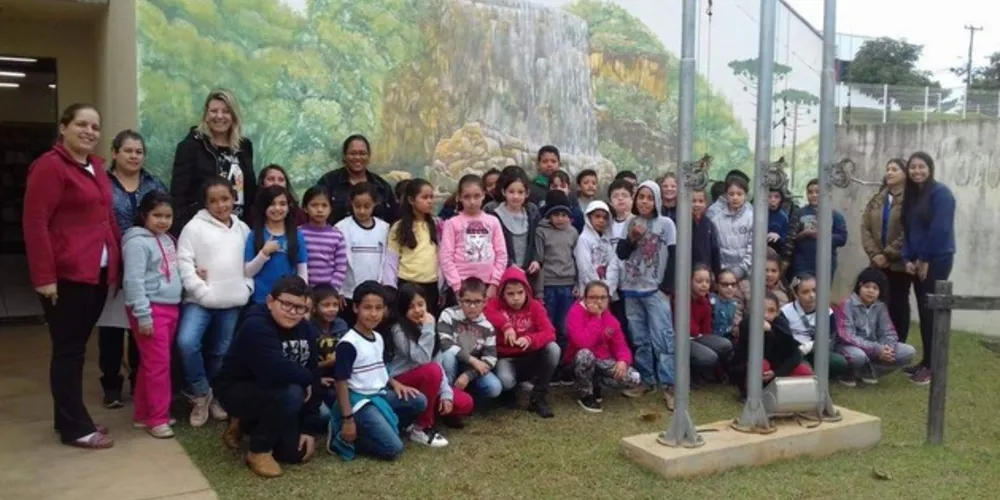 Secretaria Municipal de Educação monta apresentações para grupo de crianças, na Biblioteca Pública da cidade