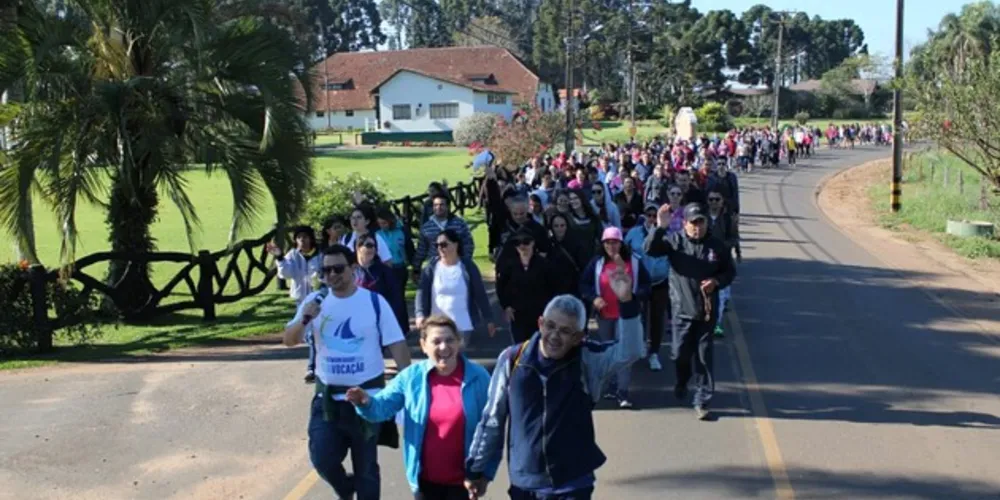 Comunidade se une para rezar durante durante o trajeto de 14 km
