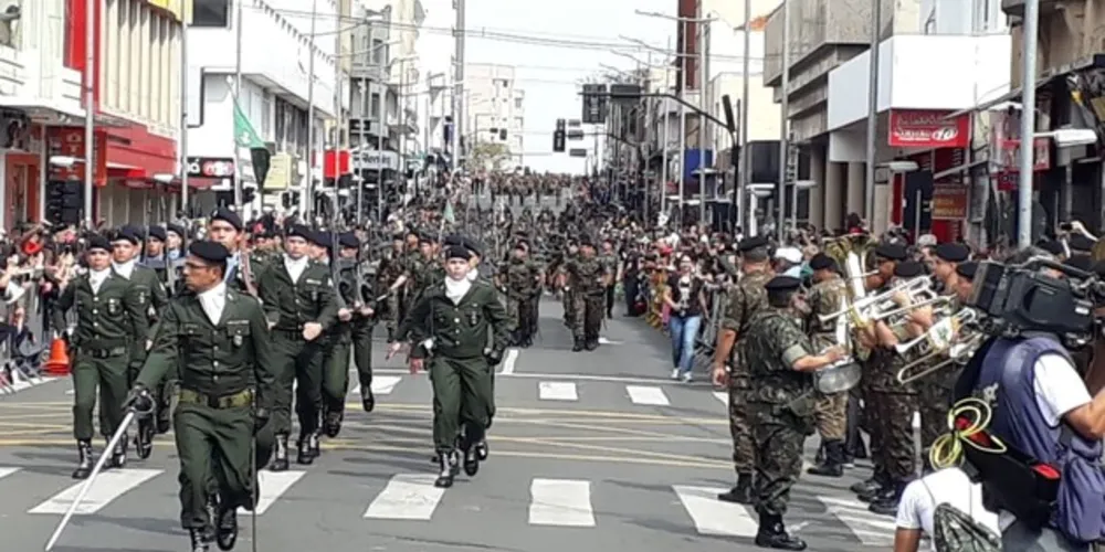 Imagem ilustrativa da imagem Desfile leva milhares à avenida Vicente Machado