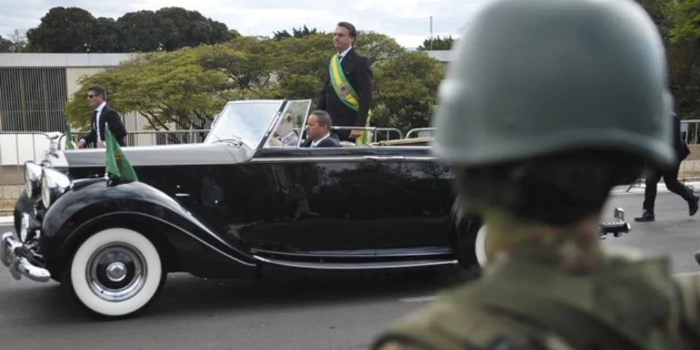 Durante o desfile, presidente quebrou o protocolo e desceu da tribuna de honra