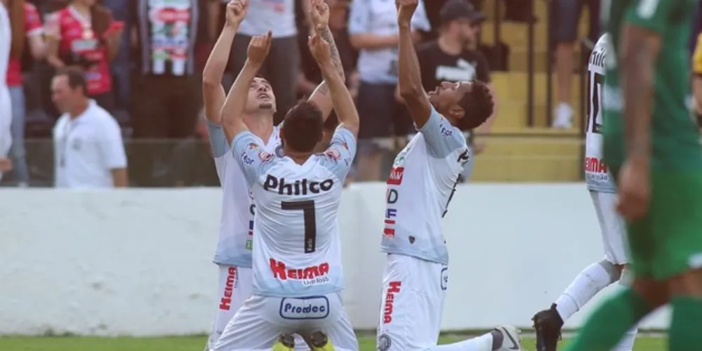 Apagado no jogo, Lucas Batatinha aproveitou sobra na área para marcar o segundo do Fantasma