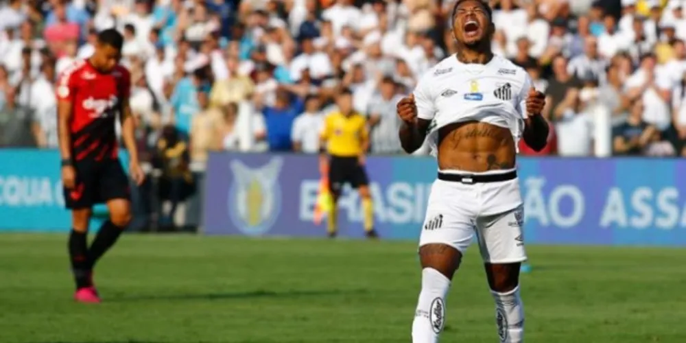 Foi um jogo que aconteceu de tudo, com milagres de ambos os goleiros e confusão com expulsão