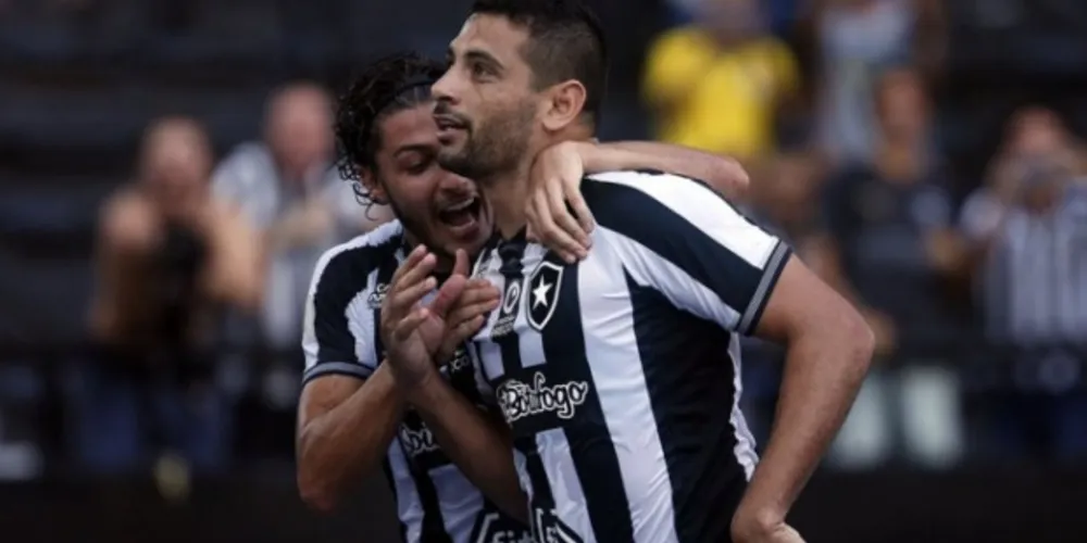 Botafogo abriu o placar em penalidade marcada com auxílio do VAR