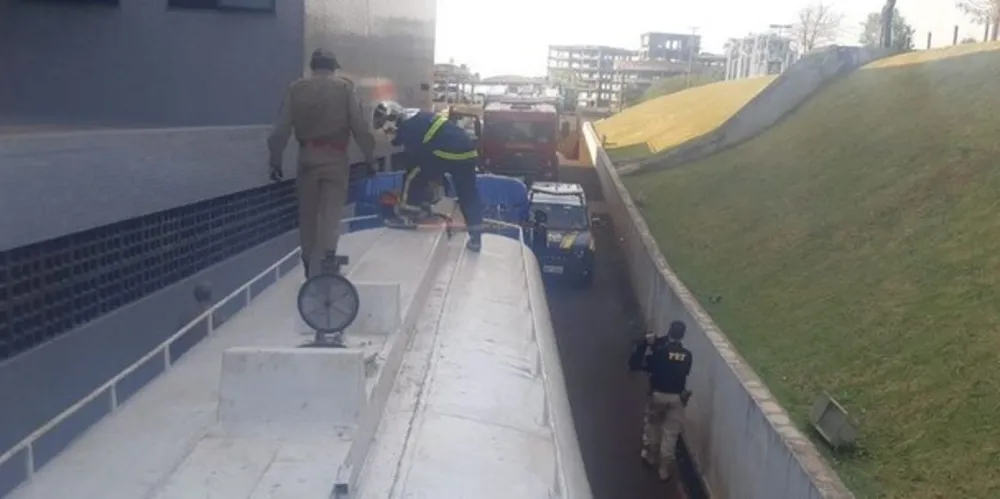 Policiais fazem vistoria no caminhão-tanque, onde a maconha estava escondida