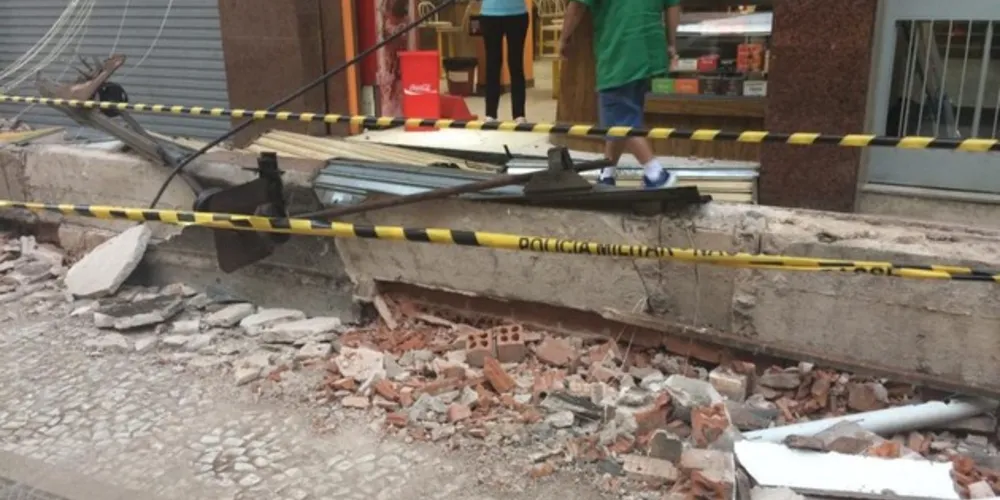 Marquise desaba em edifício antigo no Centro de Curitiba durante a madrugada