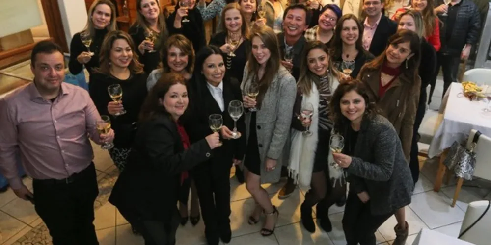 O jantar contou com um menu de três tempos, com serviço à francesa