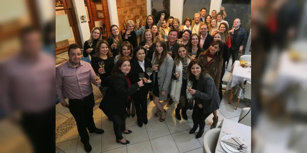 O jantar contou com um menu de três tempos, com serviço à francesa